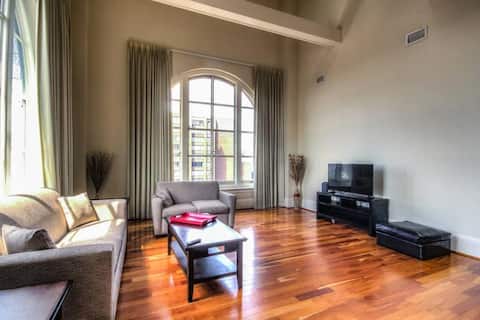 Popular Airbnb listing: Luxurious PH, Ravens stadium, Free indoor parking in Downtown