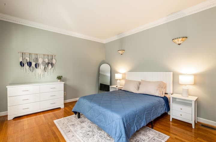 Главна спална соба со брачен кревет (широк 150-179 см)