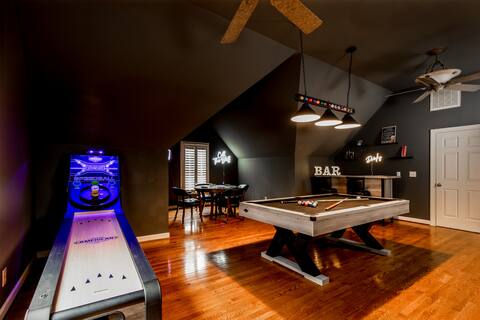 Spacious Home Great for Holidays;Sleeps 20;Hot Tub
