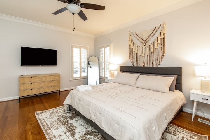 Главна спална соба на главното ниво. Брачен кревет (широк 150-179 см) + кауч за спиење со брачен кревет (широк 180-179 см) + пак