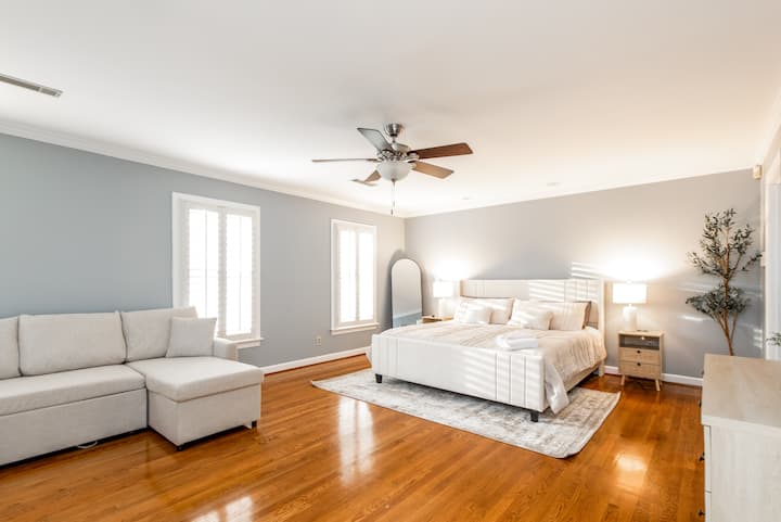 Главна спална соба на горниот кат. Брачен кревет (широк 150-179 см) + мини детско креветче + кауч со брачен кревет (широк 180-179 см