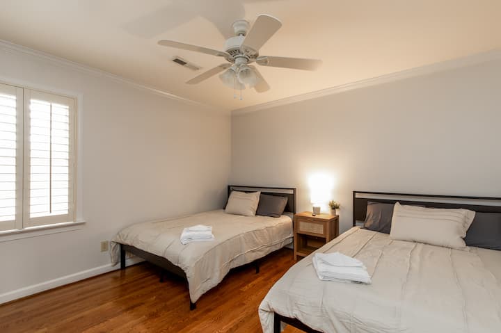 Спална соба на горниот кат со 2 кревета во целосна големина 