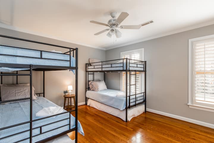 Спална соба на горниот кат со двокреветни кревети + тркалца. Секој комплет има 3 двокреветни кревета (тркалцето под него се тркала). Вкупно во собата може да се сместат 6 лица 