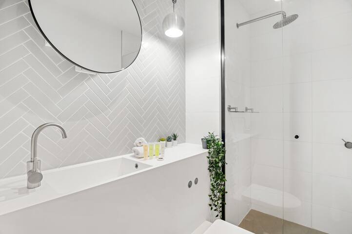 Live Luxe | 3BR Apt w/ City Views, Parking & Gym gallery image 3