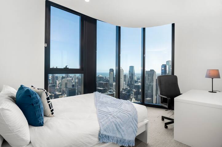 Live Luxe | 3BR Apt w/ City Views, Parking & Gym gallery image 4