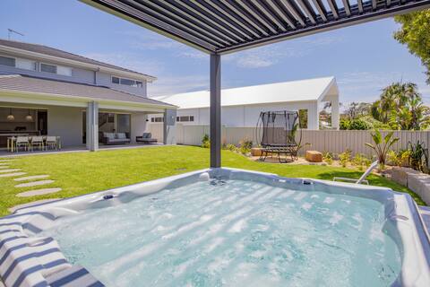 Modern Beachside Luxury with Spa & Alfresco Dining