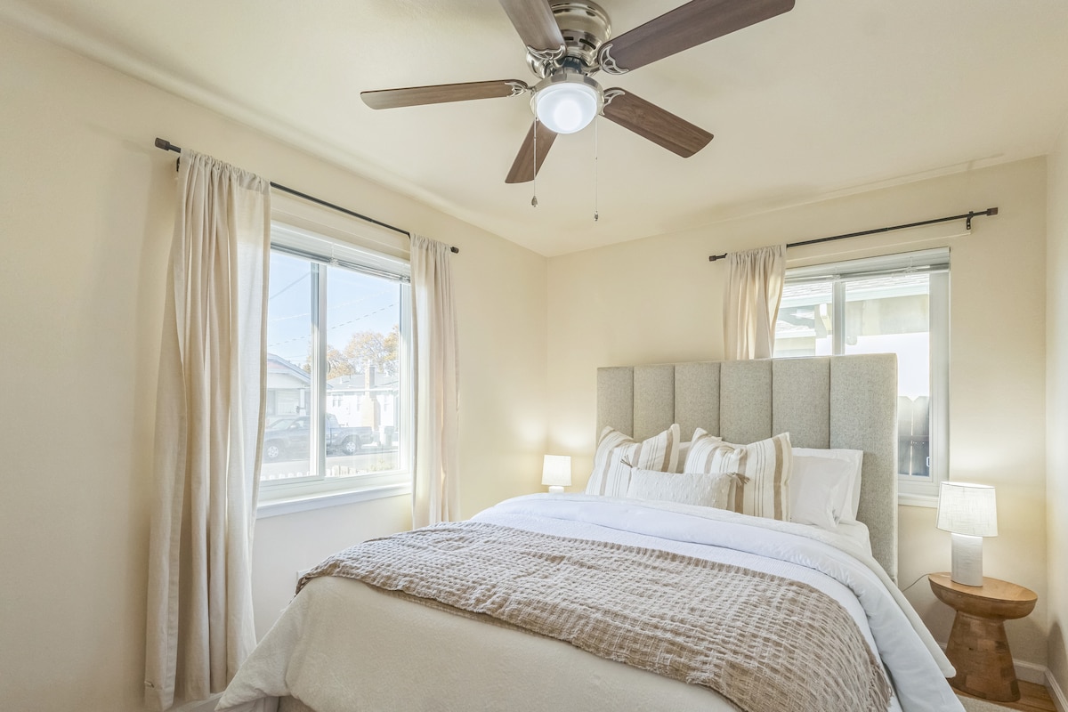 Ამ მყუდრო საძინებელში არის ორადგილიანი საწოლი ოთხი ბალიშით, ჭერის ვენტილატორით და პორტატული კონდიციონერით (სურათზე არ არის). Ორი ფანჯარა უშუქო ფარდით უზრუნველყოფს სინათლეს ან განმარტოებას, ხოლო კარადაში არის უთო და საუთოებელი მაგიდა.