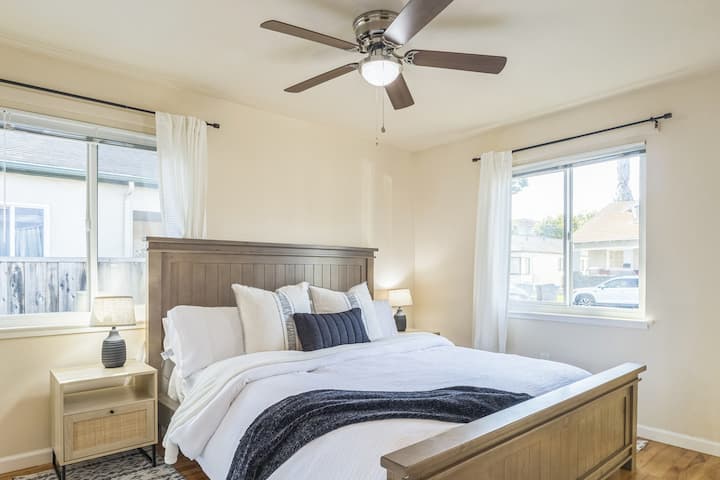 Táto pohodlná spálňa má manželskú posteľ, dostatok prirodzeného svetla a zatemňovacie závesy, takže si môžete oddýchnuť presne tak, ako sa vám páči. Zrkadlové dvere skrine sú ideálne na rýchlu kontrolu oblečenia a prenosná klimatizácia vás udrží v chlade počas teplých dní a nocí.