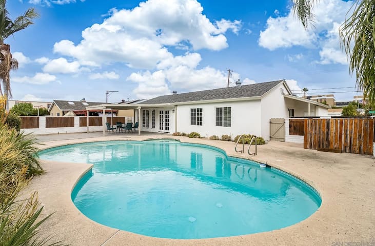 Heated pool, entire home, Free Parking, BBQ, Pets