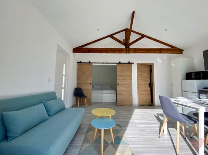 סלון נעים ונעים עם נוף יוצא דופן לגבעות מרסל פניול.
בסלון יש טלוויזיה ומזגן. היא משקיפה על מרפסת שטופת שמש, גינה מיוערת ומגרש בולים למנוחה + בריכת שחייה