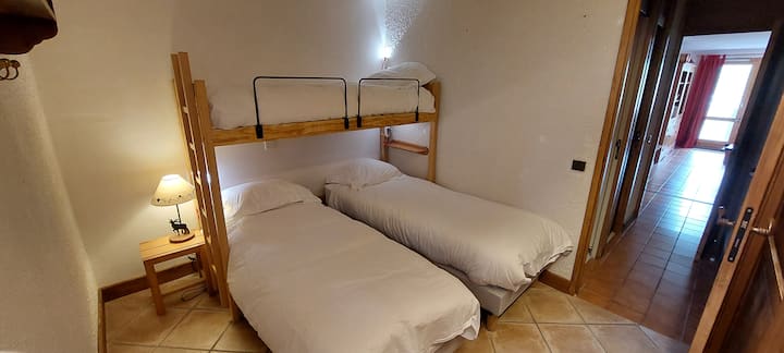 Spálňa s 2 samostatnými lôžkami alebo 1 manželskou posteľou 160 x 200 (samostatné lôžka) a 1 poschodovou posteľou pre deti
