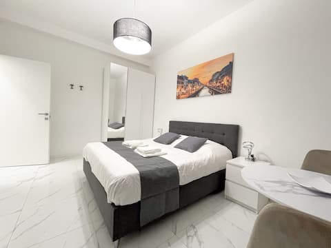 Near metro e Hospital S.Raffaele, intero alloggio