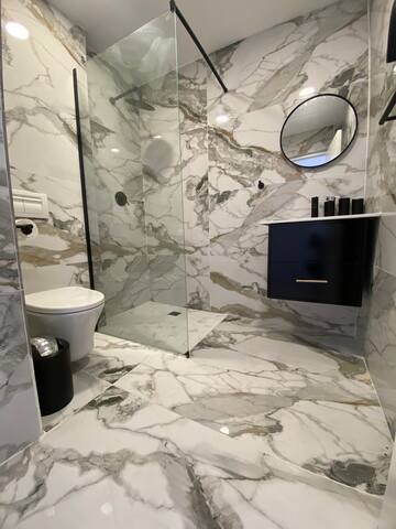 Stunning Mountain Views-Luxurious Apartment gallery image 5