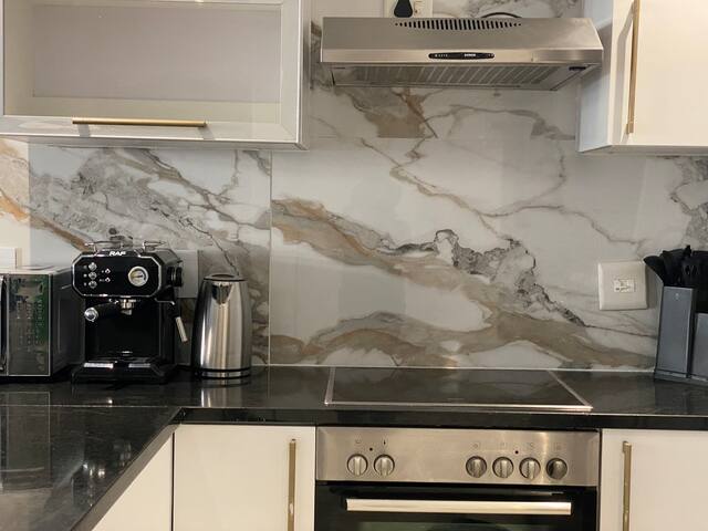 Stunning Mountain Views-Luxurious Apartment gallery image 4