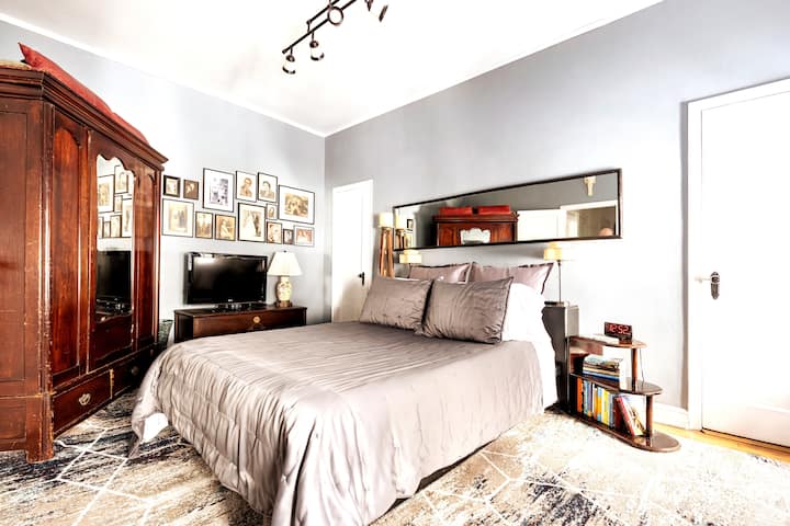 Comfy Private Bedroom in Chic UWS Apartment!