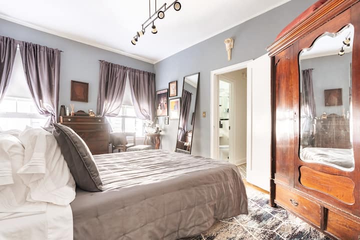 Comfy Private Bedroom in Chic UWS Apartment!