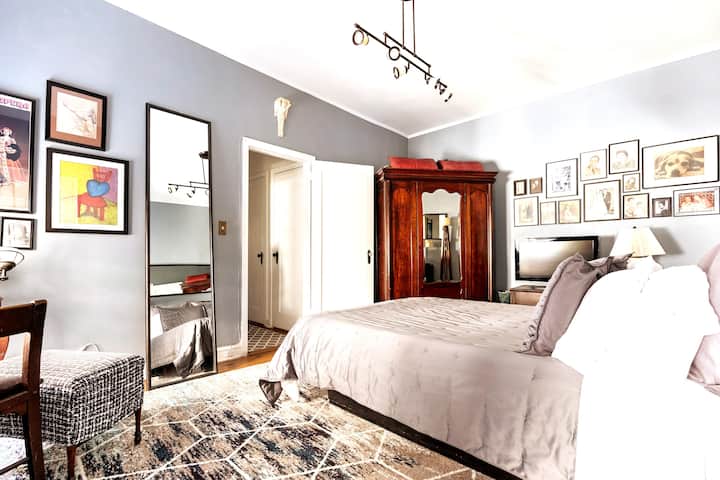 Comfy Private Bedroom in Chic UWS Apartment!
