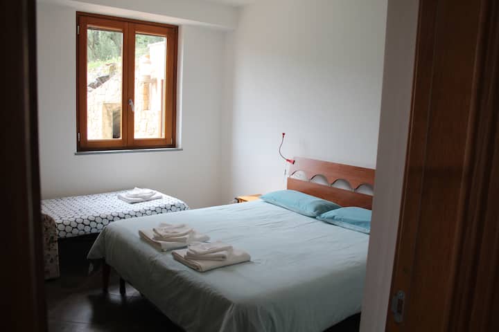 Спалня на приземния етаж
Двойно легло и фотьойл