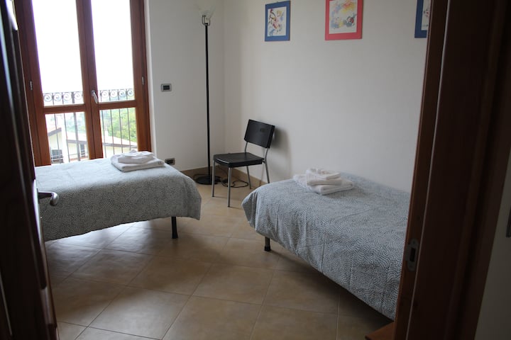 Спалня на втория етаж
Две единични легла, голям килер и тераса