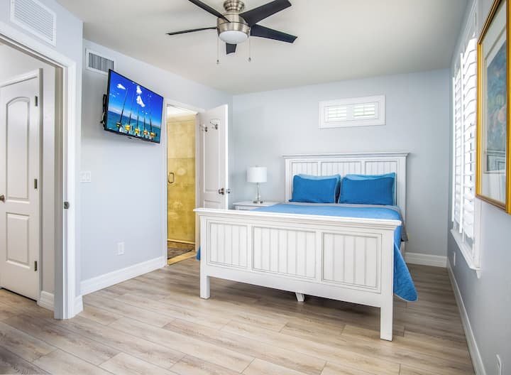 غرفة نوم كبيرة في الطابق الثاني مع حمام كامل ملحق.