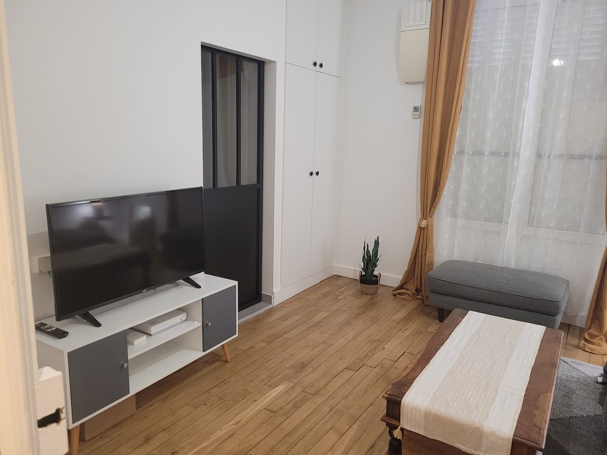 Successful Airbnb property: Stylish escape 5 minutes away Metro 13 in Gennevilliers