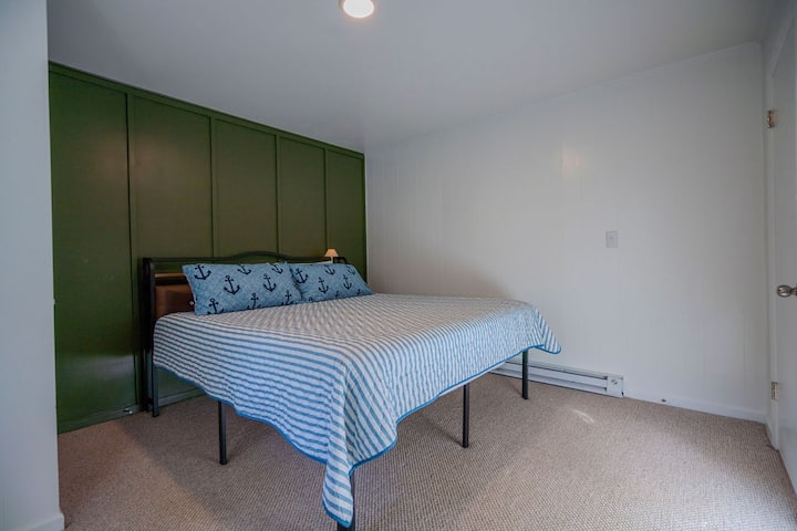 Ყველაზე დაბალი საძინებელი 193 × 203 სმ ზომის საწოლით