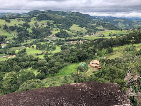 Ampla casa immersed in Nature