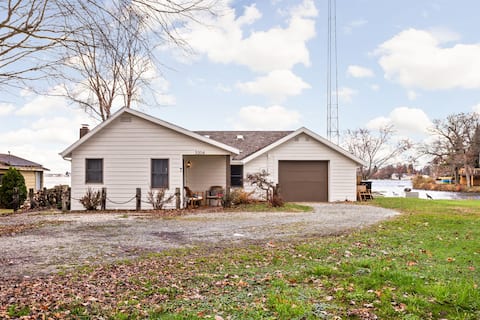Cozy Modern Lake House!