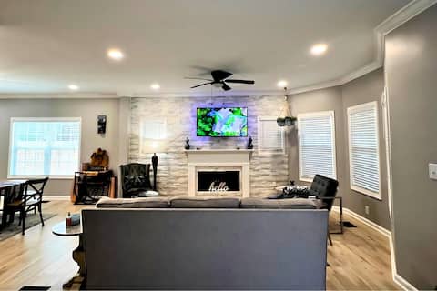 Popular Airbnb listing: ATL Urban Oasis - Luxe Retreat - PoolSauna|Theater in Peoplestown