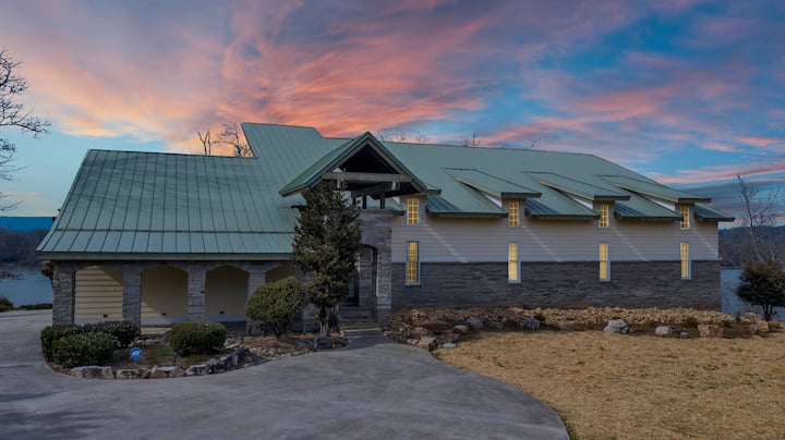 Luxury Waterfront Home 6000sq ft