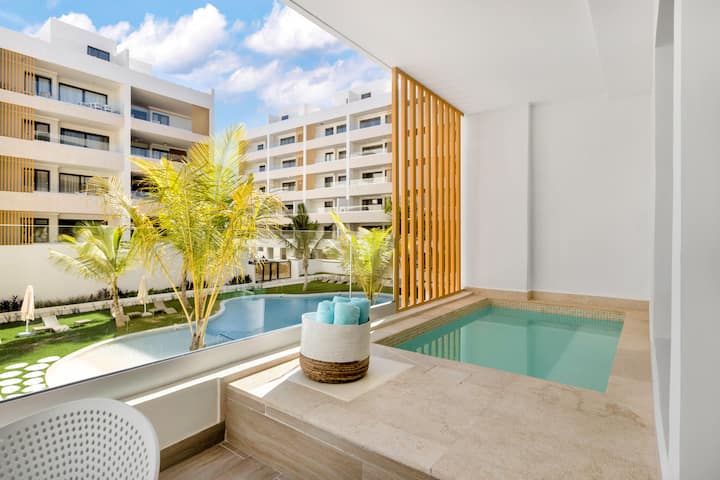 Stunning Luxury Self-Sustaining Apartments With Private Pool Table And Sauna image