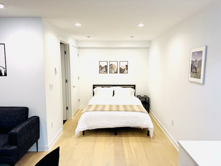 Spavaća soba s bračnim krevetom (160x200) na donjoj etaži. Donja se razina može zatvoriti vratima. Povezana kupaonica.