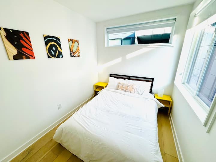 Jedna od tri spavaće sobe na trećem katu s bračnim krevetom.