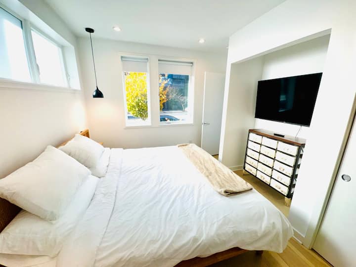 Veliki bračni krevet na ulaznoj etaži s pametnim TV-om od 55"(ponesite vlastitu prijavu za streaming) i pripadajućom kupaonicom.