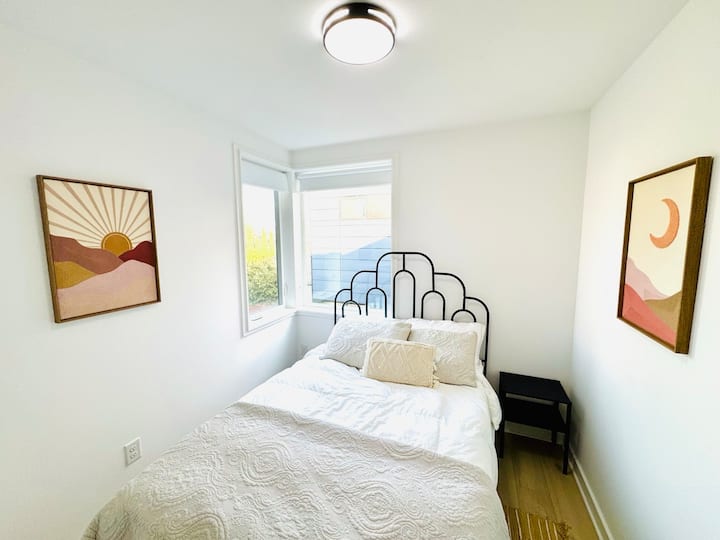 Jedna od tri spavaće sobe na trećem katu s bračnim krevetom.