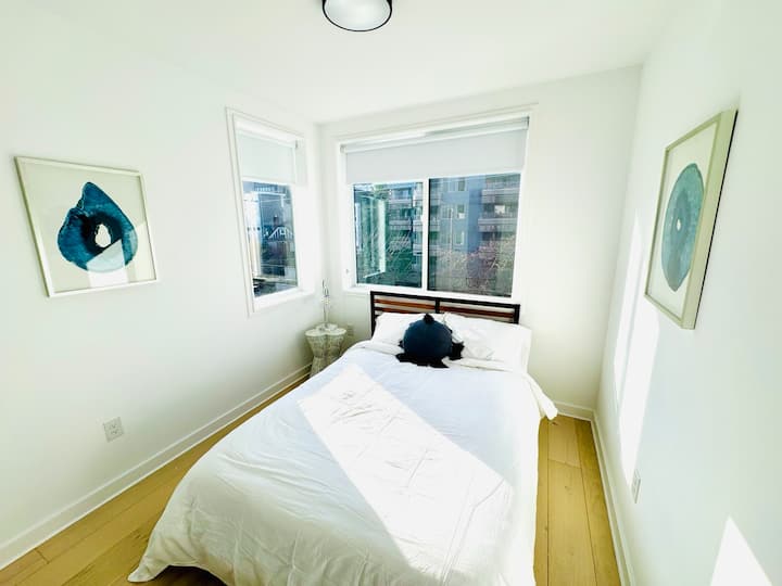 Jedna od tri spavaće sobe na trećem katu s bračnim krevetom.