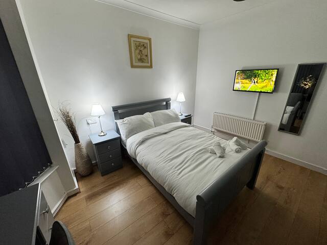 North London Spacious 7- Bedroom house gallery image 2