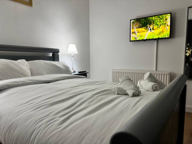 North London Spacious 7- Bedroom house gallery image 4