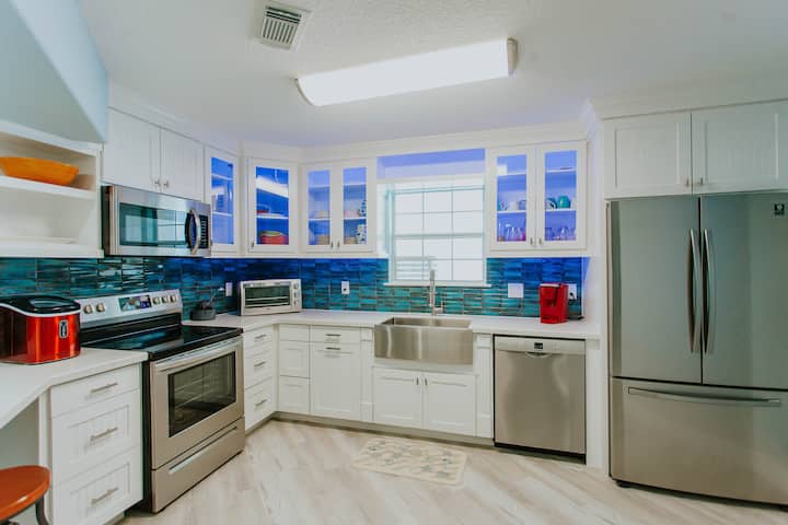 Coastal Retreat  Ocean Views  Pet-friendly  Spacious & Ideal For Large Groups - Surfside Beach, TX