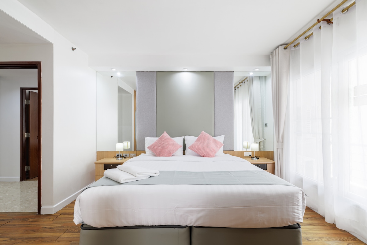 Segundo dormitorio con cama tamaño king (o 2 individuales) y baño privado