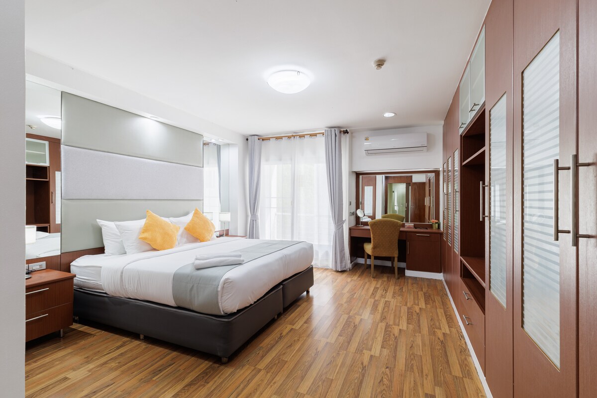 Dormitorio principal con cama tamaño king (o 2 individuales), baño privado y balcón