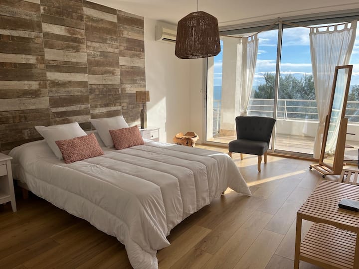 סוויטת הורים, 160 מיטות המשקיפות על המרפסת, נוף לים.