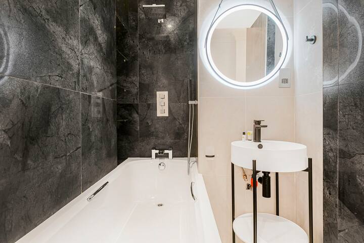 Knightsbridge 3-Bed | Next To Harrods with Patio gallery image 4