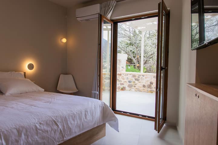 Მთავარი საძინებელი წინა ეზოს ფანჯარასთან გასასვლელით.