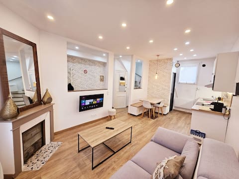 Charming House Close to 2 Train Stations