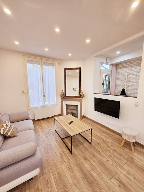 Charming House Close to 2 Train Stations