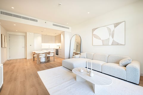 Top Airbnb: Modern 1BR near Burj Al Arab | Walk to Beach + Gym in Umm Suqeim Third