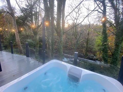 P59 - Riverstone with hot tub