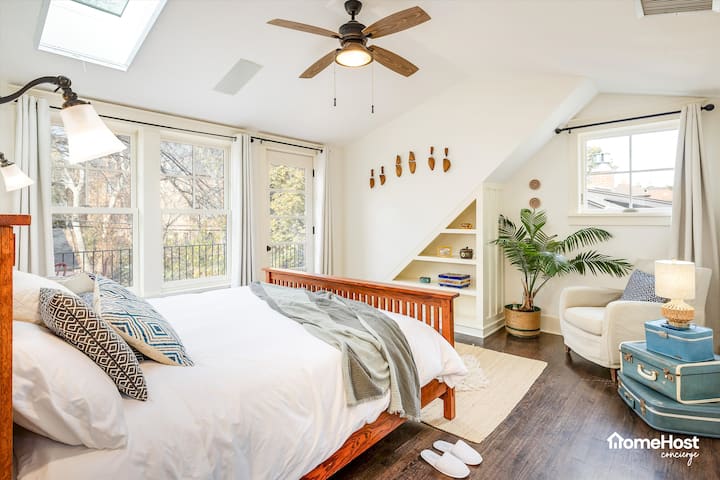 Dormitorio principal: cama tamaño king, balcón privado y baño privado (nivel superior)