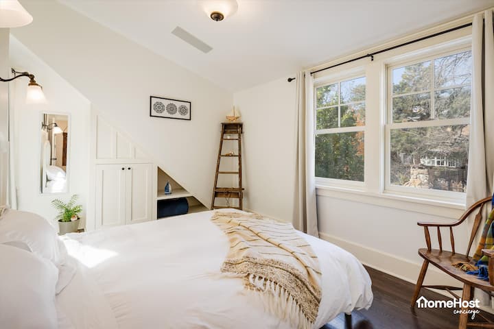 Dormitorio 2: cama tamaño queen, baño privado compartido con el dormitorio 3